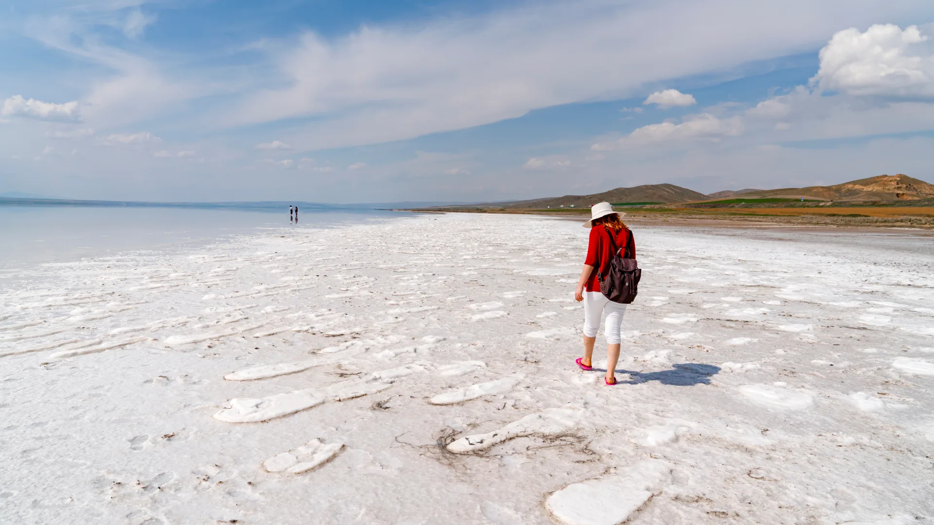 Una viajera caminando por la superficie salina de Tuz Gölü