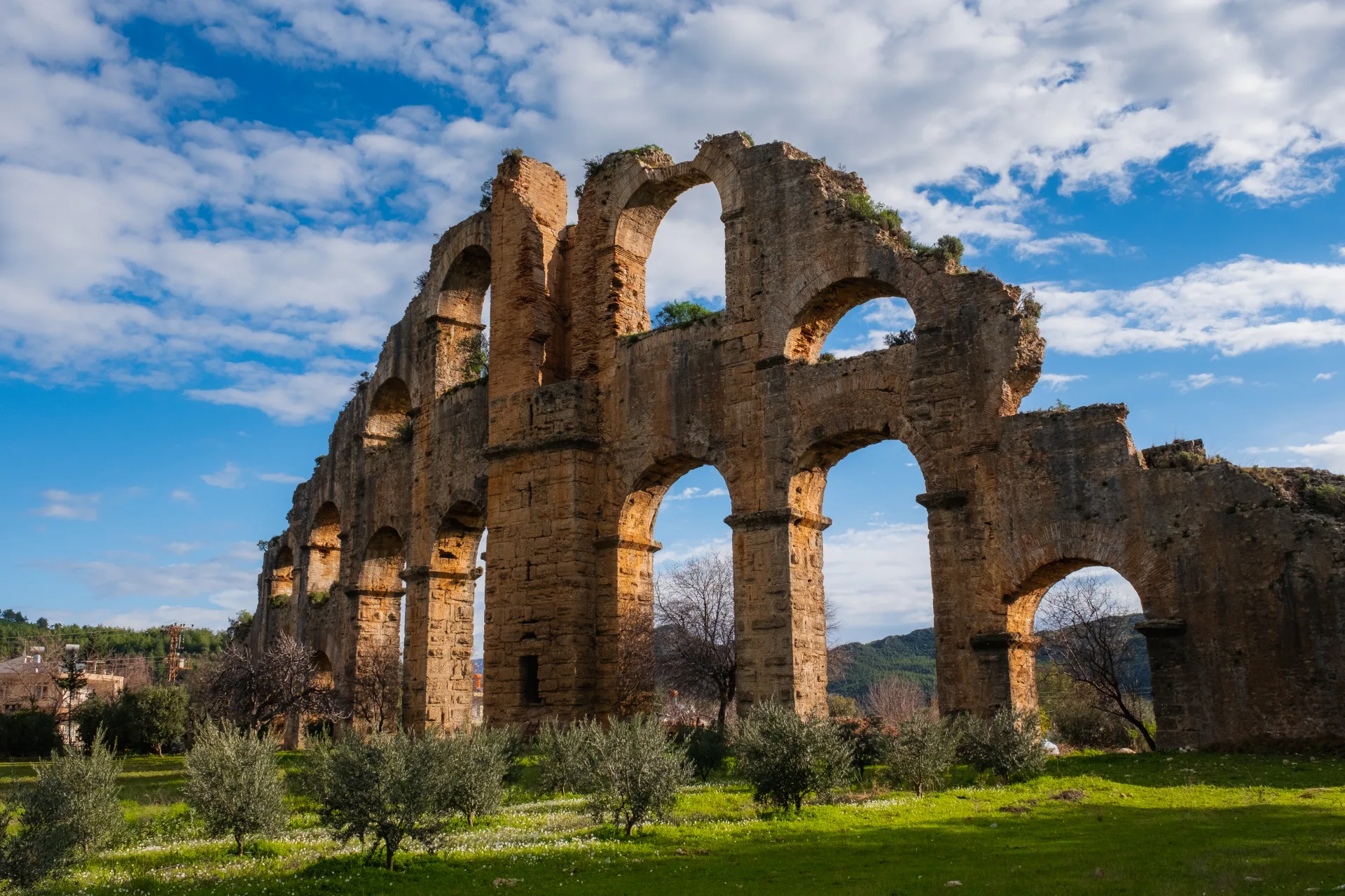 Arcos de piedra del acueducto de Aspendos