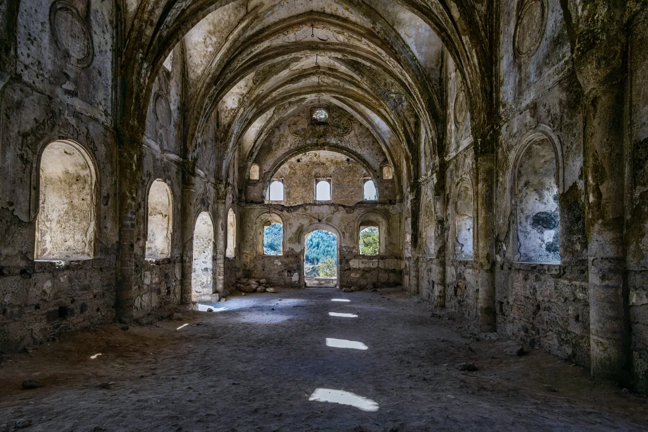 Interior abovedado de una iglesia de Kayaköy cerca de Fethiye