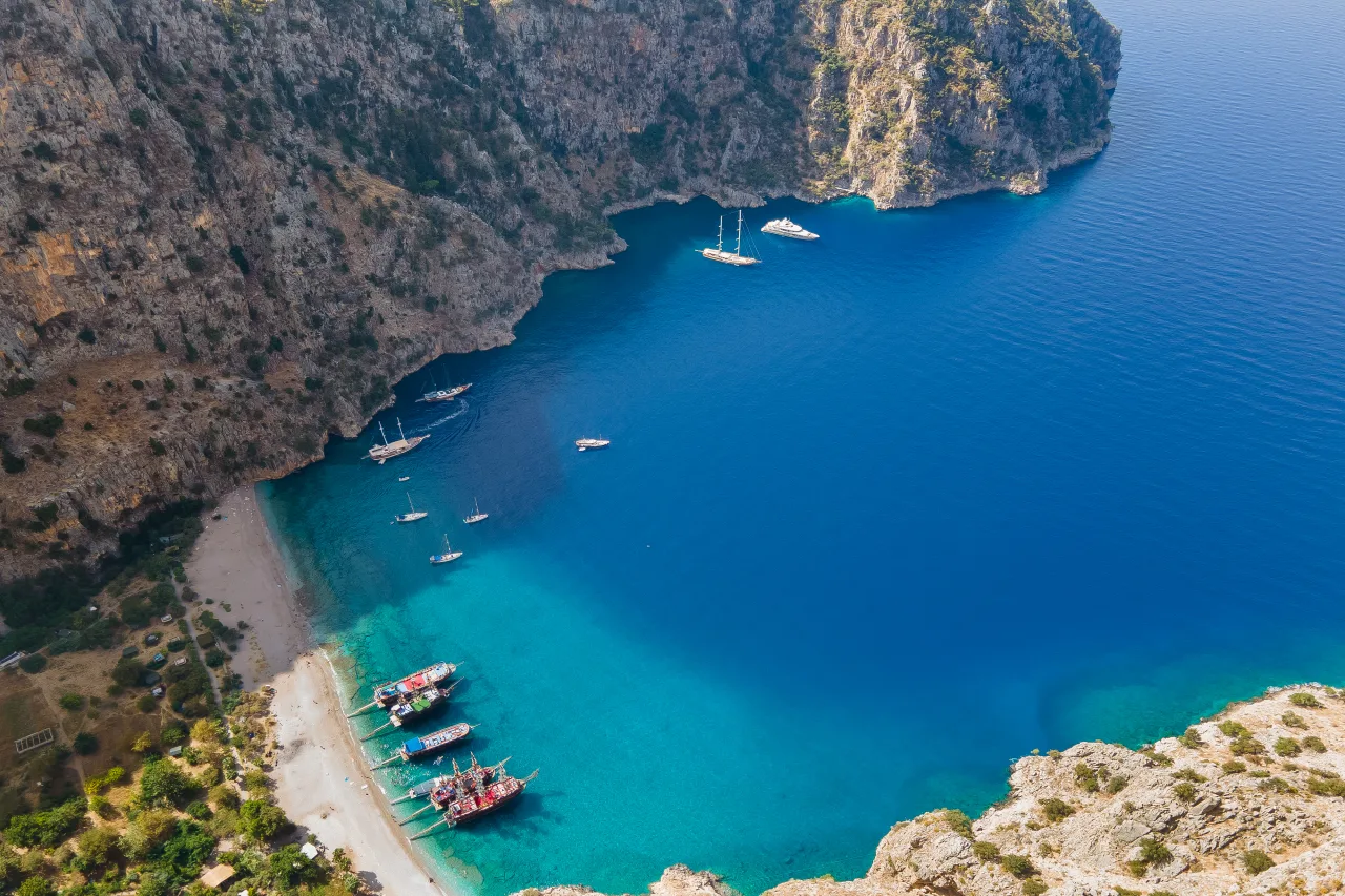La playa y los acantilados del Valle de las Mariposas cerca de Fethiye