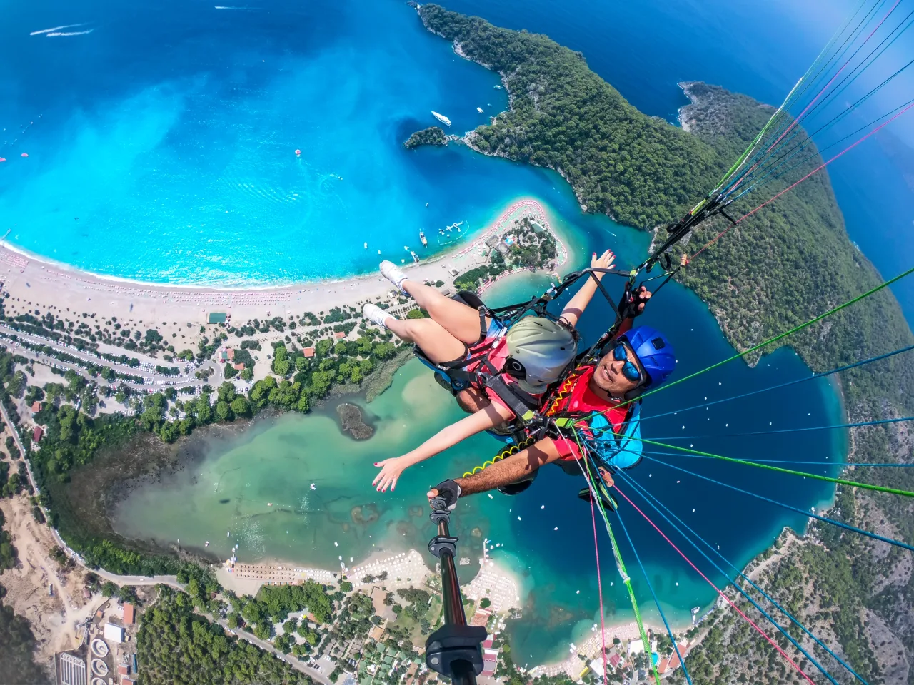 Parapente sobre la laguna azul de Ölüdeniz