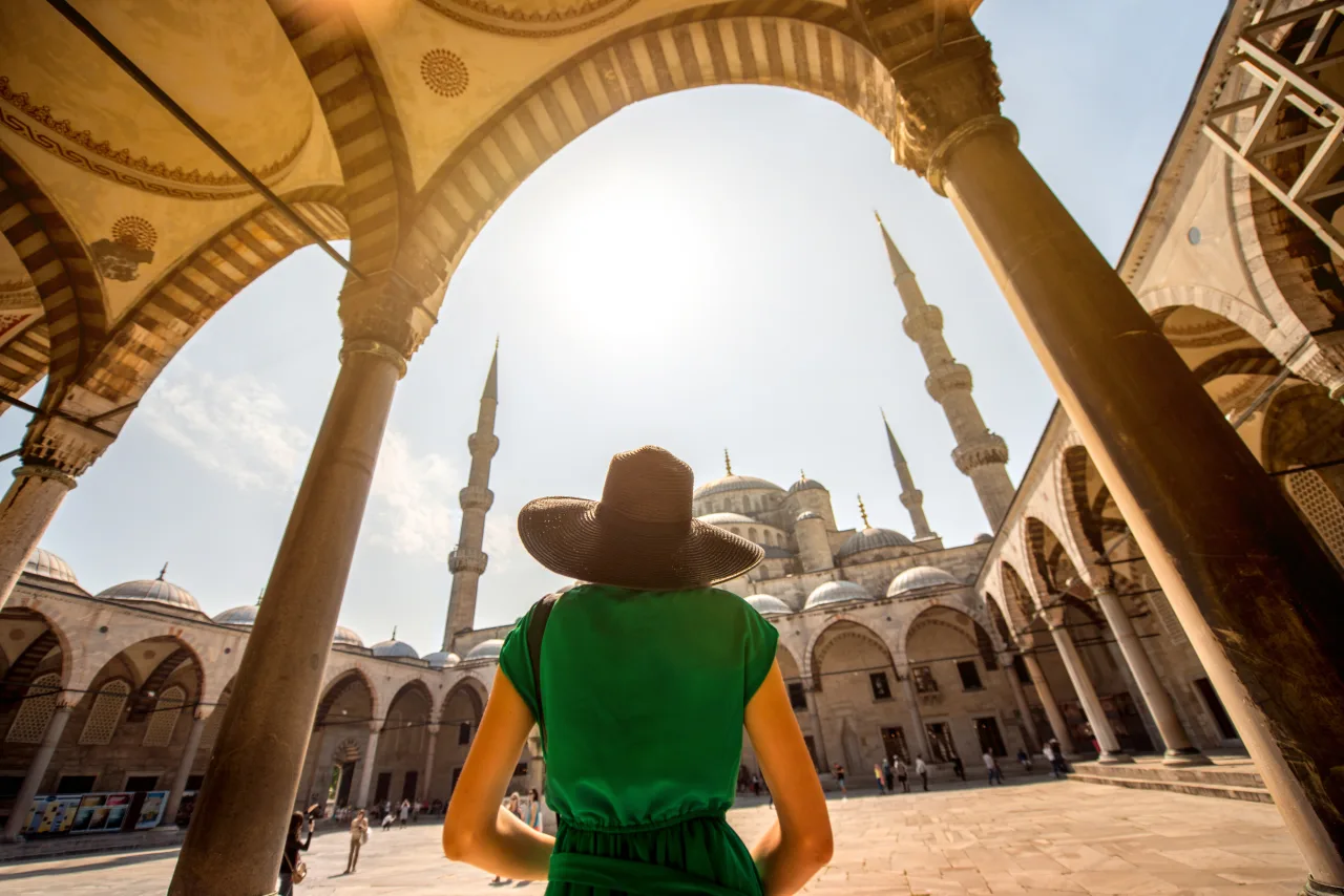 Una viajera observando el patio de la Mezquita Azul en Estambul