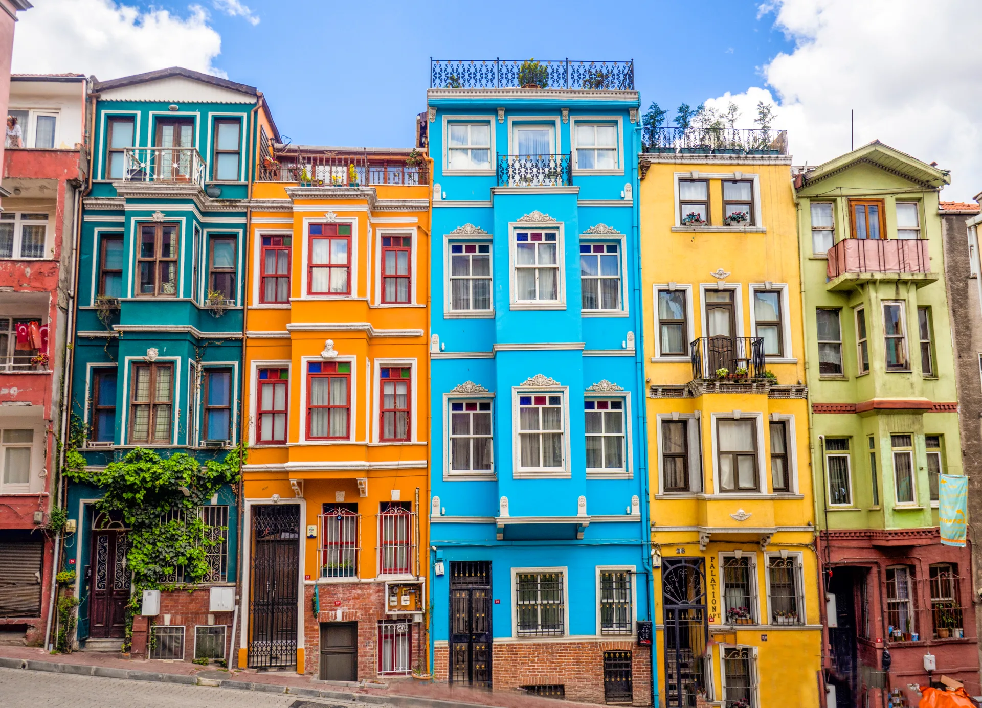 Casas de colores en una calle de Balat en Estambul