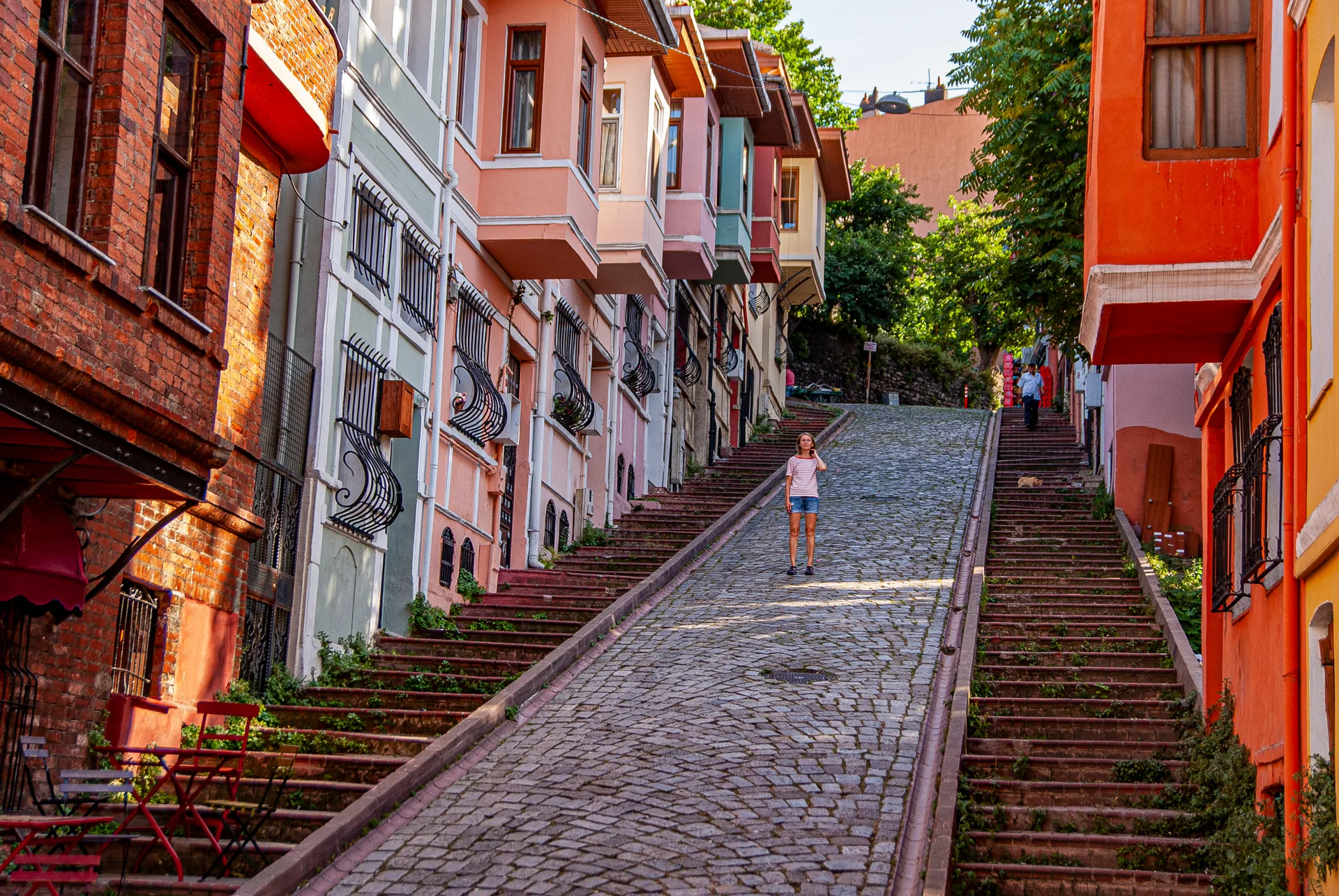 Una calle empedrada en pendiente entre casas de colores de Balat
