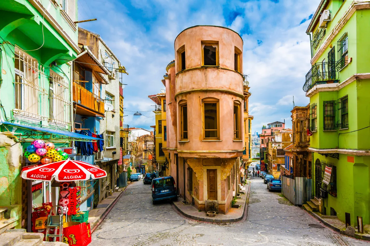Una esquina con edificios de colores en Balat, Estambul