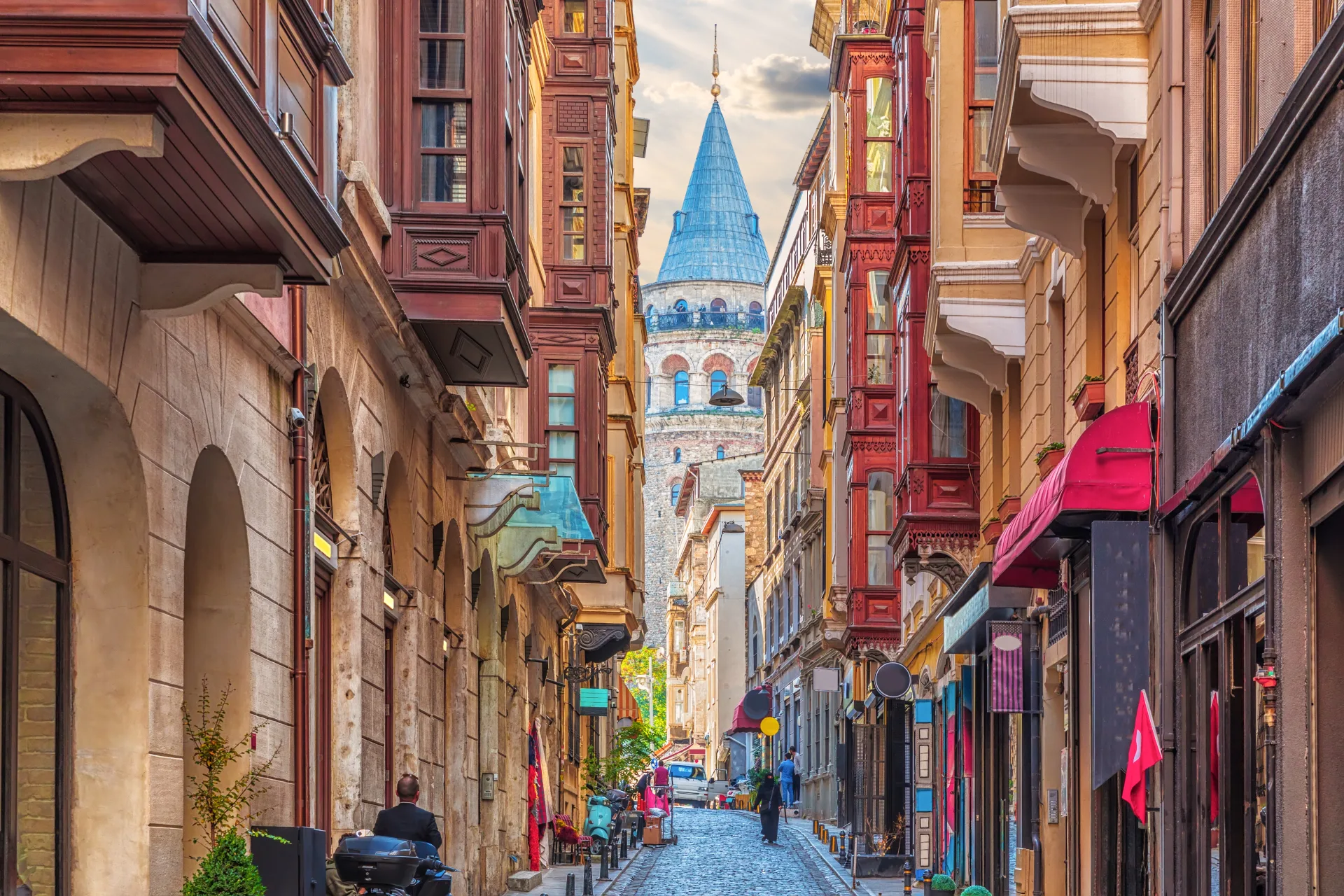 La Torre de Gálata enmarcada por una calle estrecha de Estambul