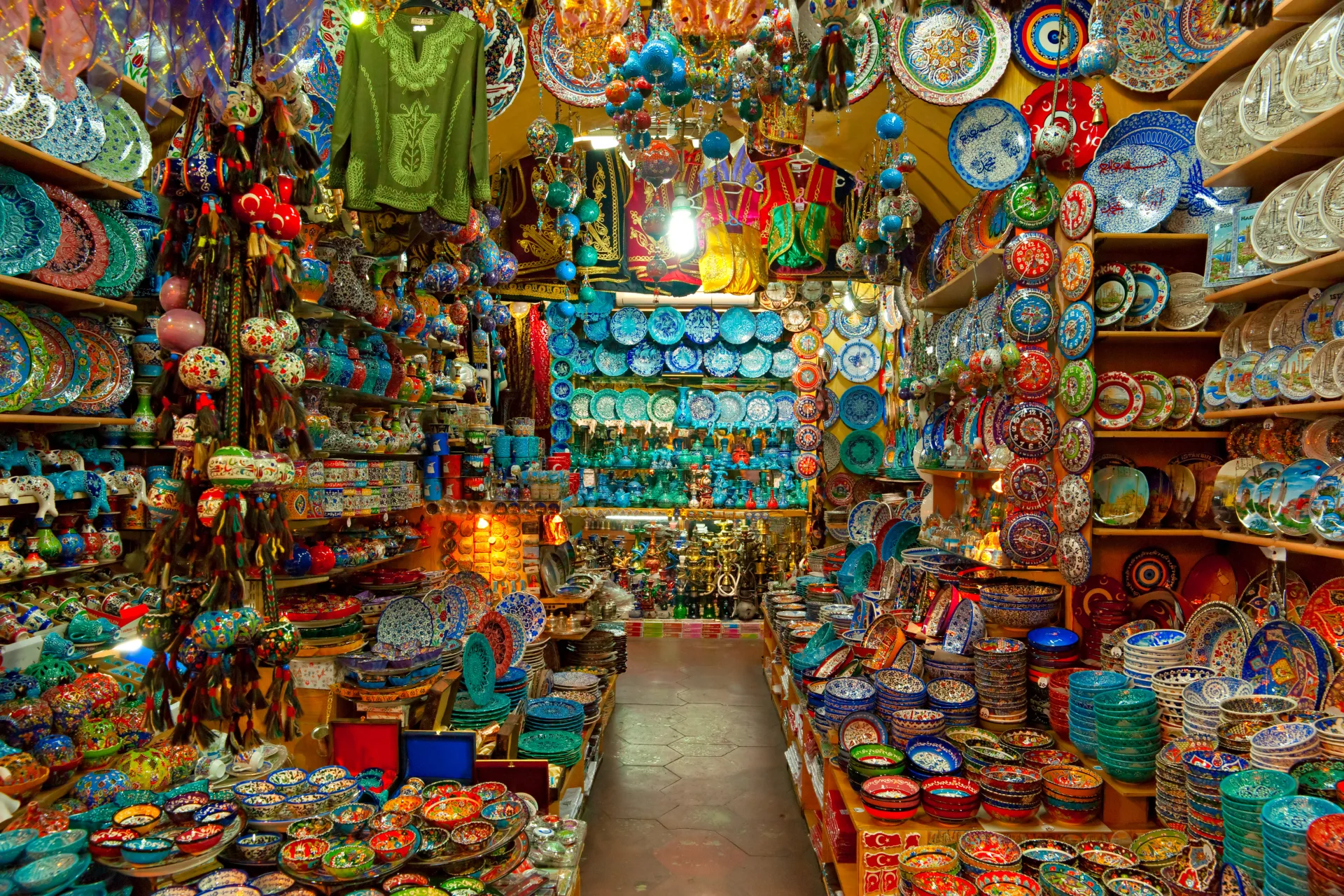 Lámparas de colores y recuerdos en una tienda de bazar de Estambul