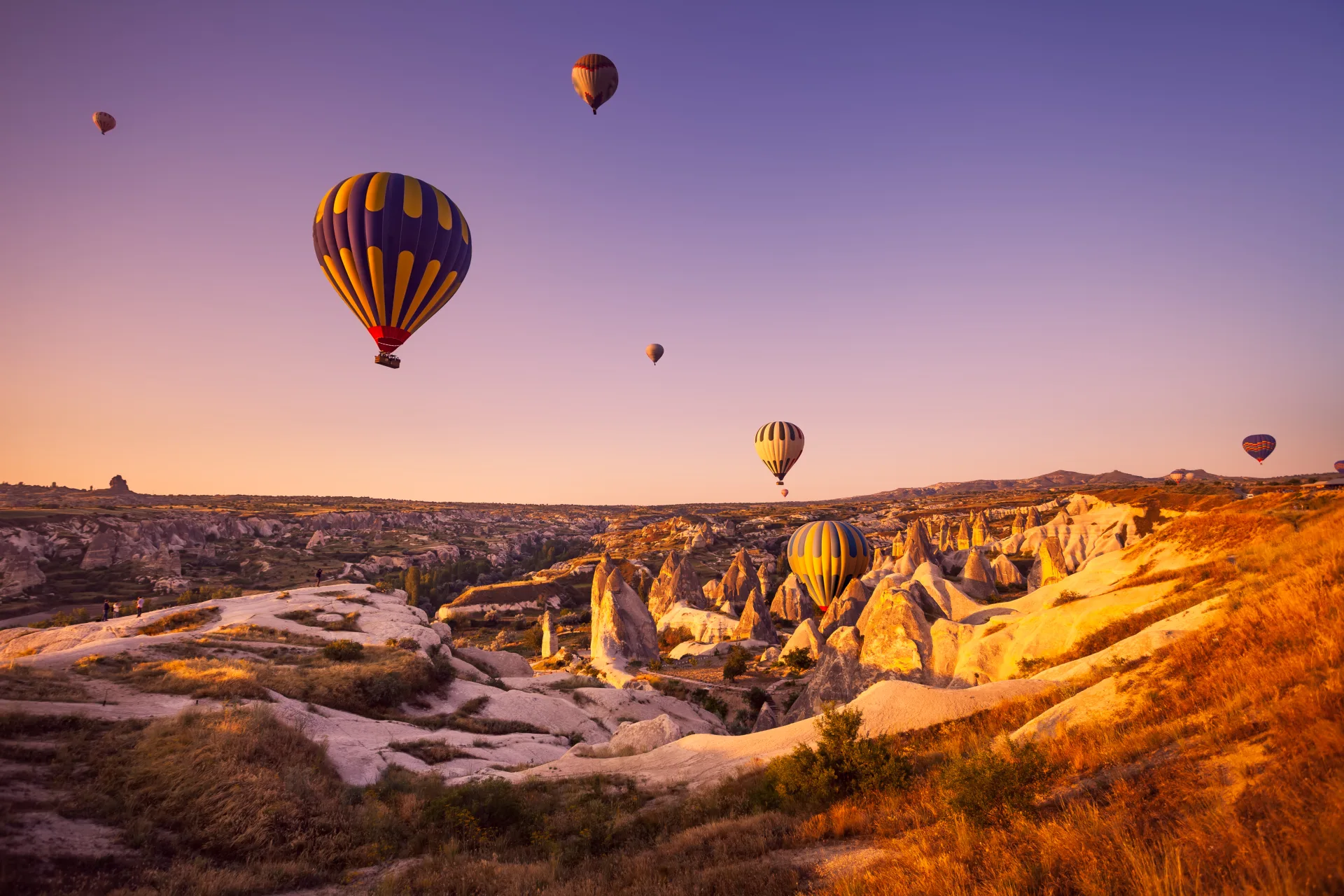 Globos sobre los valles de Capadocia al amanecer
