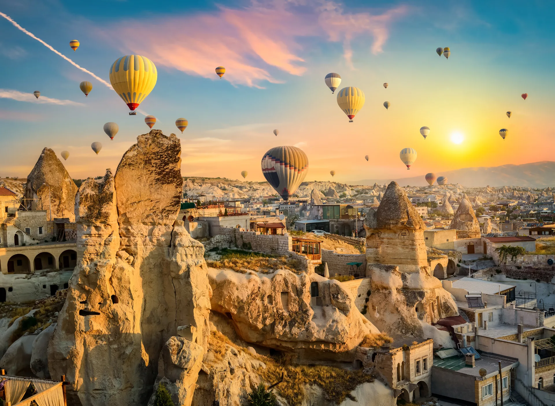 Globos sobre una población de Capadocia y formaciones rocosas