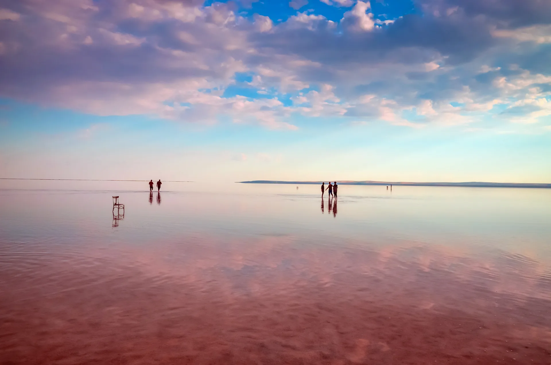 Visitantes reflejados en las aguas de Tuz Gölü bajo nubes al atardecer